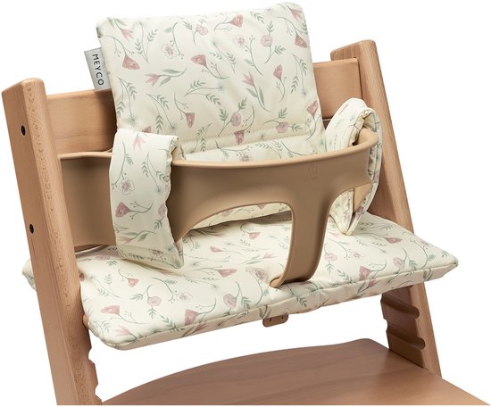 Zitverkleiner met bloemenpatroon op een beige zitting, passend op een houten kinderstoel.