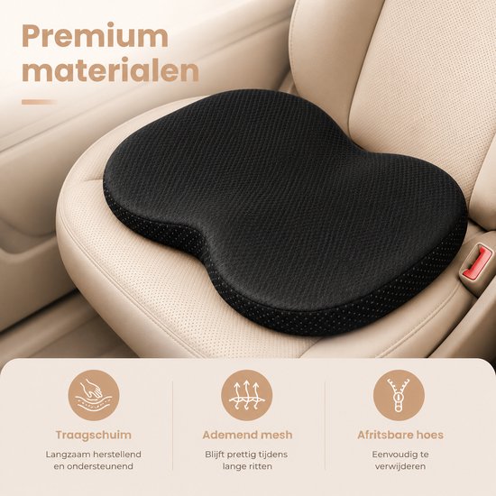 Zwart ademend mesh autostoelkussen met traagschuim en afritsbare hoes, op een beige autostoel.