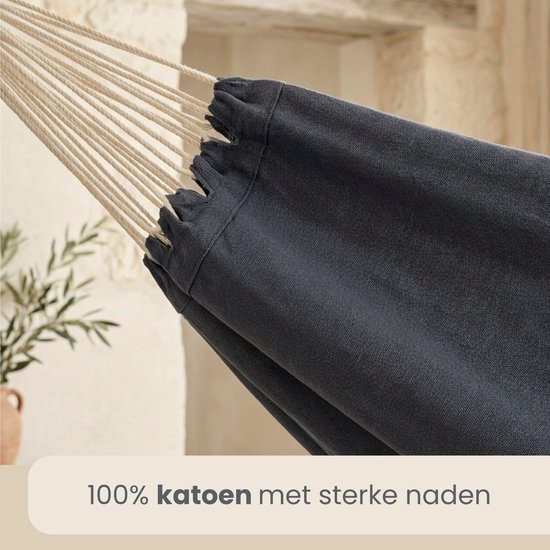 Donkerblauwe hangstoel van 100% katoen met sterke naden en beige touwen.