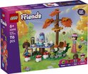 Voorkant van LEGO Friends bosfeest speelgoeddoos 42690, met bos scéne, 4 figuren, cupcakes en boom.