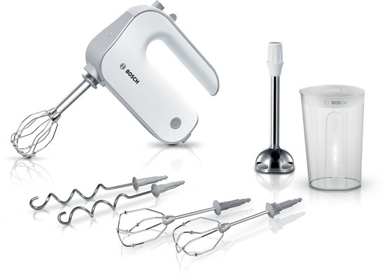 Witte Bosch handmixer met grijze accenten, staafmixer voet, maatbeker, deeghaken en gardes.