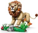 LEGO leeuw model van bruine en beige stenen, met grote bruine manen en staande op een groene ondergrond met bloemen.