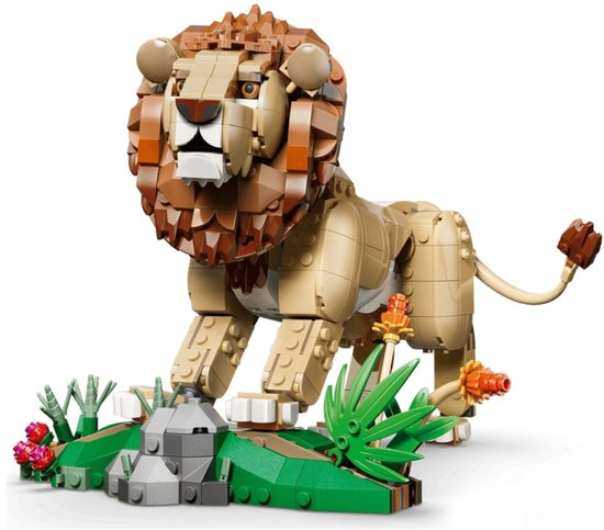 LEGO leeuw model van bruine en beige stenen, met grote bruine manen en staande op een groene ondergrond met bloemen.