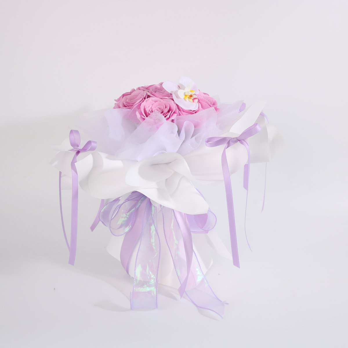 La Roselle Amsterdam Kunstbloemen Boeket – Geurende Lichtroze Kunstrozen met Orchidee met strikjes Lichtroze, Wit, Lila