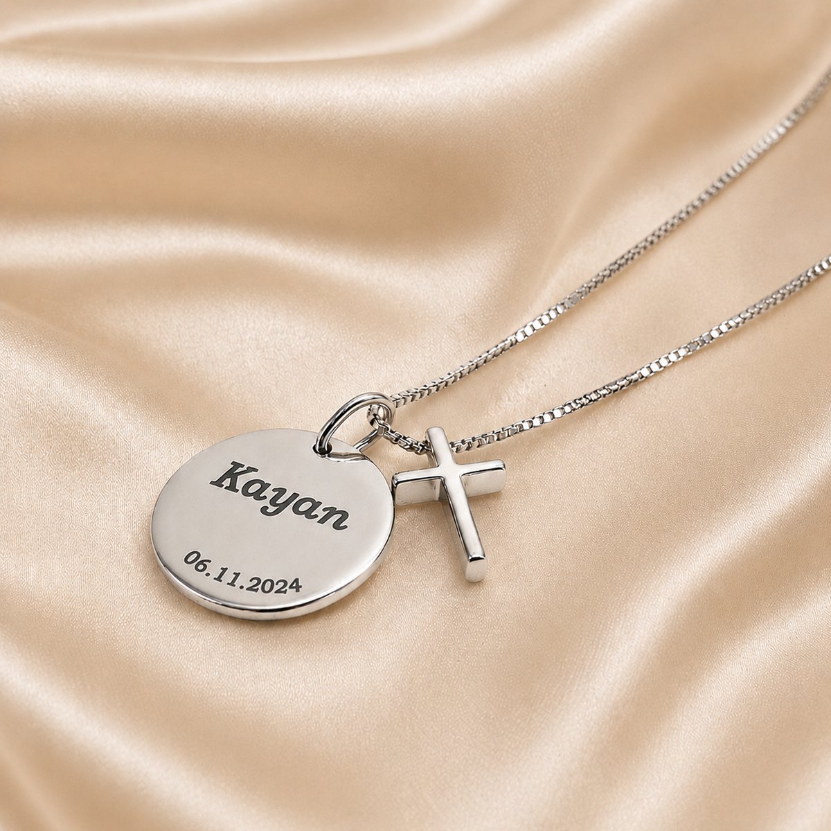 Engravia by Derya – Gepersonaliseerde Naam Kruis Ketting – Zilveren Ketting 925 – Gegraveerde Stainless Steel Coin 15 mm – Cadeau voor Vriendin, Moeder, Vrouw