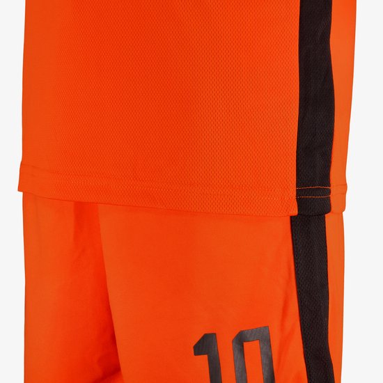 Detail van oranje voetbalshirt en korte broek met zwarte strepen en nummer 10.