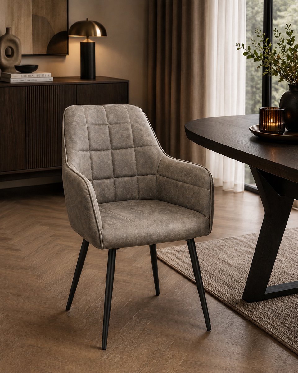 Eetkamerstoel Emma – Cowboy Stof – Taupe – Stoere Eetkamerstoel met Ruitstiksel – Met Armleuningen & Metalen Onderstel – Comfortabele Zitting