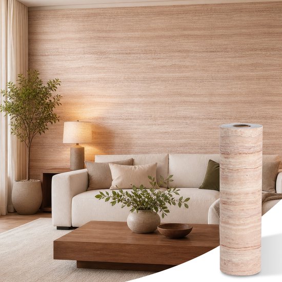 Rouleau de papier peint aspect travertin dans des tons brun clair, à côté d'un canapé et d'un aménagement de salon.