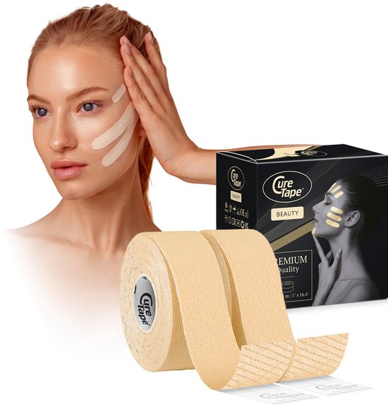 Une femme aux cheveux blonds applique du tape beige sur son visage. À côté d'elle, un rouleau de Cure Tape Beauty et son emballage.