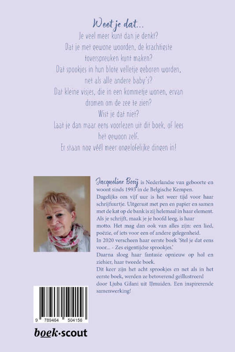 Een vrouw met blonde krullen glimlacht, met een gedicht en ISBN-nummer op de achterkant van een boek.