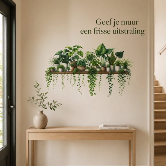Un sticker mural avec des plantes sur une étagère, appliqué au-dessus d'une console dans un couloir avec un escalier.