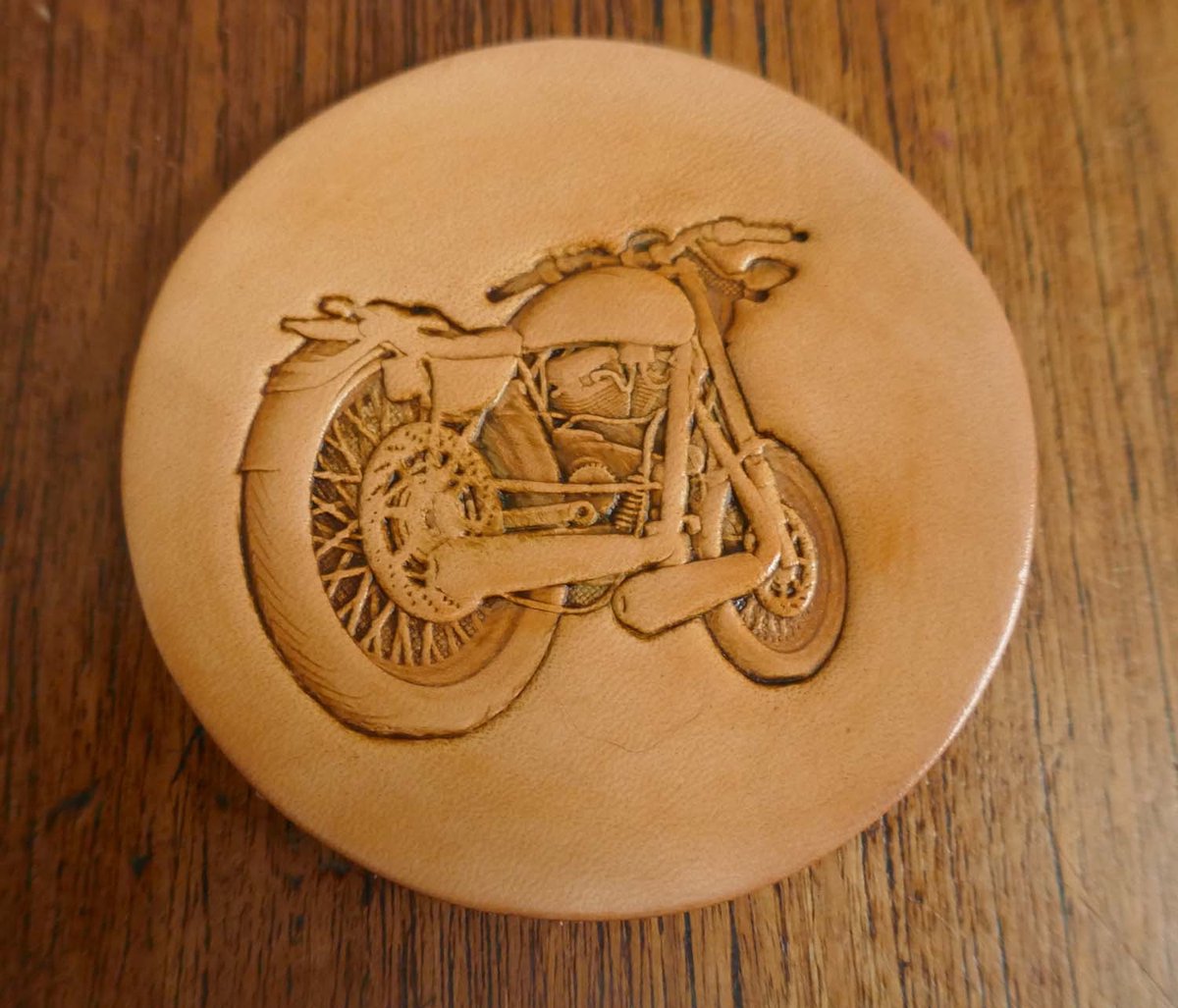 Ronde naturel leren onderzetters motor set van 6 stuks - motorcycle onderzetters beige van leer - motorrijder onderzetters voor glazen - stoere onderzetters - rond onderzetters naturel - lederen onderzetters motors - ruige onderzetters beige