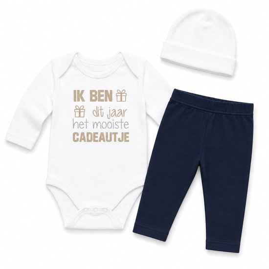 Witte romper met lange mouwen, donkerblauwe broek en witte muts. Op de romper staat "IK BEN dit jaar het mooiste CADEAUTJE".