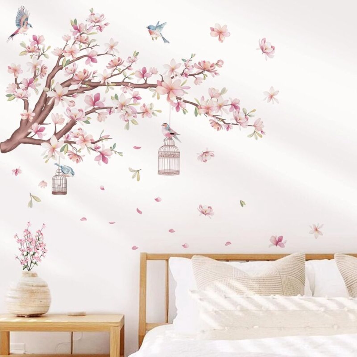 Decoratieve vinyl muurstickers geschikt voor patronen van kersenbloesems, magnoliatakken en vogels, een bloementhemageschikt voor de slaapkamer.