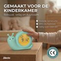 Kind met hand op mintgroene slak slaaptrainer op nachtkastje. "Robuust, veilig en duurzaam".
