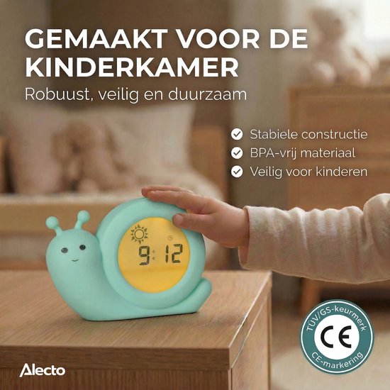 Kind met hand op mintgroene slak slaaptrainer op nachtkastje. "Robuust, veilig en duurzaam".