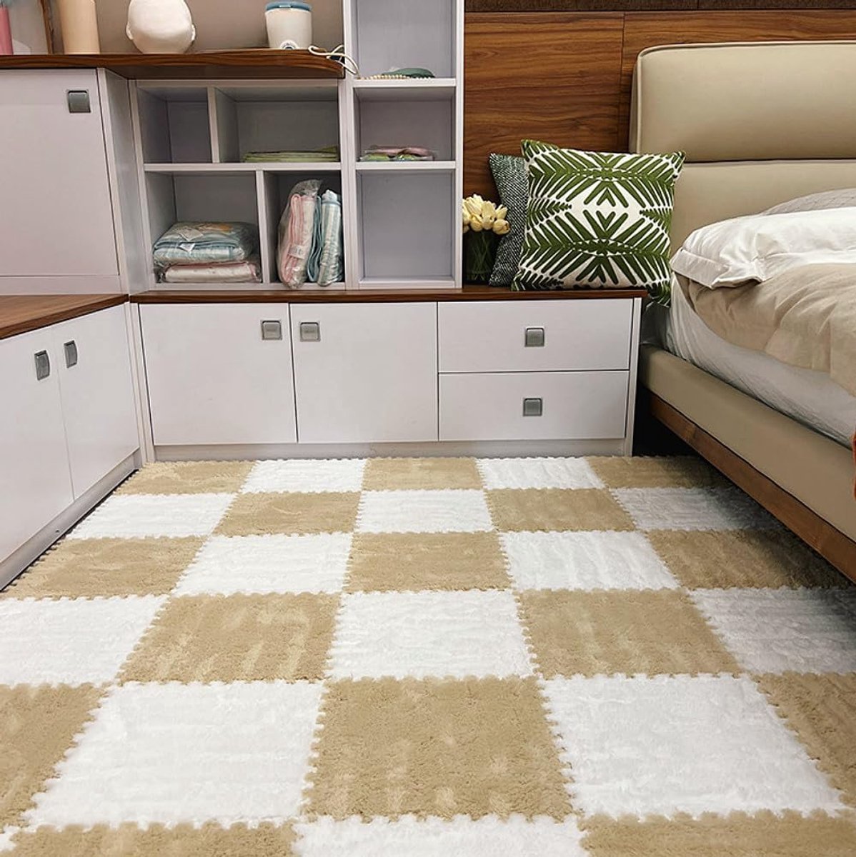 OLOEY 12-delige puzzelmat van tapijtvierkanten, in elkaar grijpende tapijttegels van pluche, antislip EVA-schuim puzzelvloertegels, creëer een veilige ruimte voor de slaapkamer/speelkamer (beige + wit)