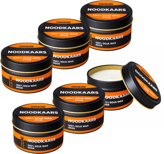 Zes INHEIM noodkaarsen in zwart metalen blik met oranje band. Eén kaars is open en brandt.
