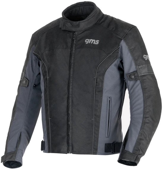 Zwarte en grijze GMS motorjas met GMS logo op de borst en mouwen. Ritssluiting vooraan.