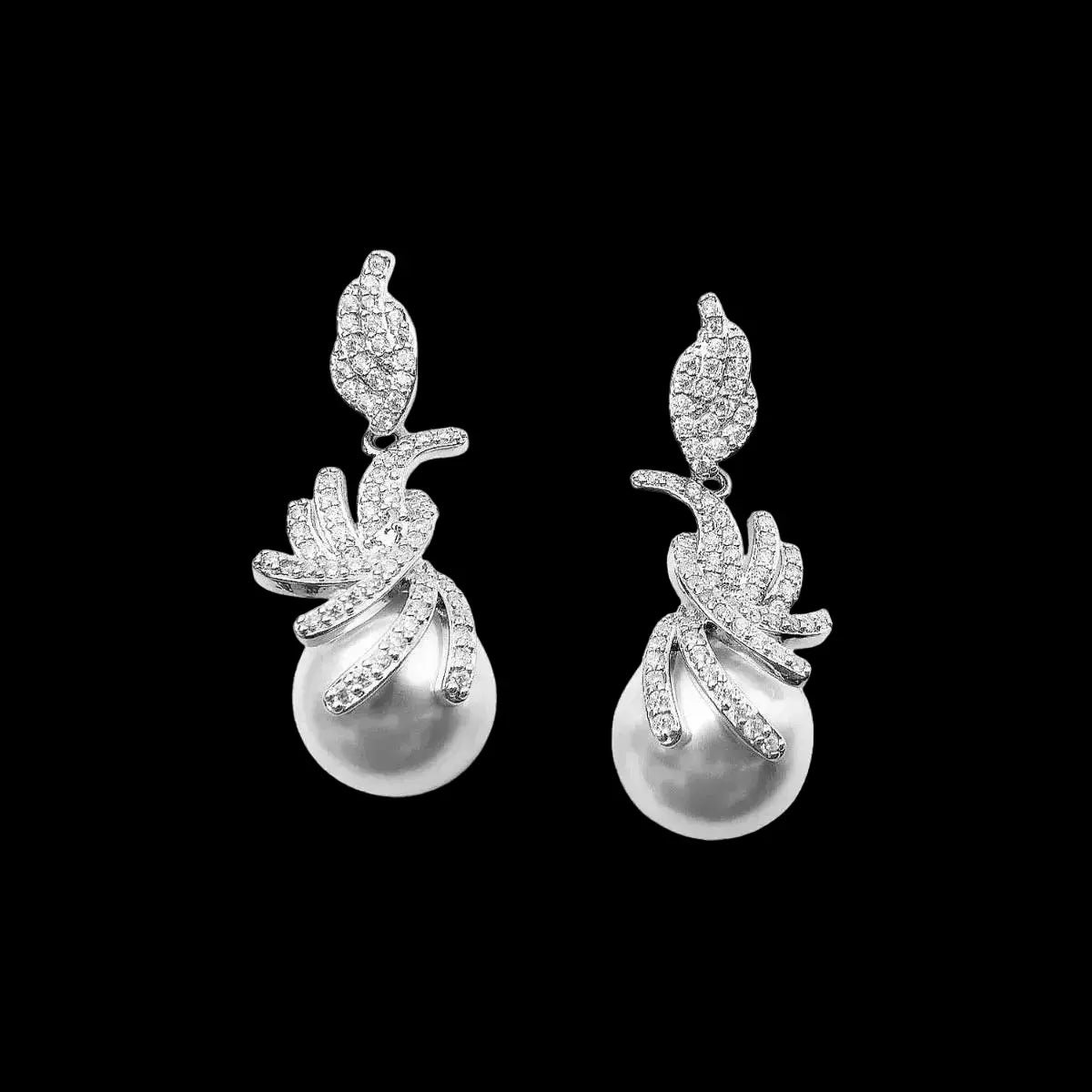 Victoria Valenza Zilverkleurige Blad Oorbellen met Parels en Zirkonia Stenen - Oorhangers - Zilverkleurig - Parel oorbellen - Zirkonia