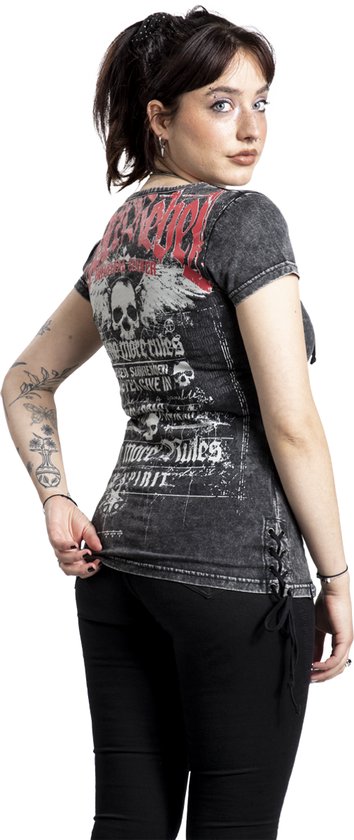 Donkergrijs stonewashed T-shirt met V-hals, print van schedels en vleugels, en veters aan de zijkant. Gedragen door een vrouw met tattoos.