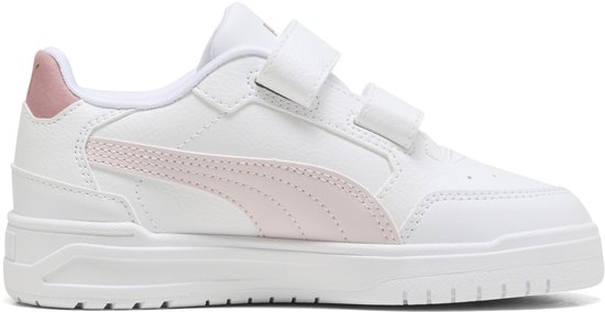Witte Puma sneaker met roze streep op de zijkant, gouden Puma logo en klittenbandsluitingen.
