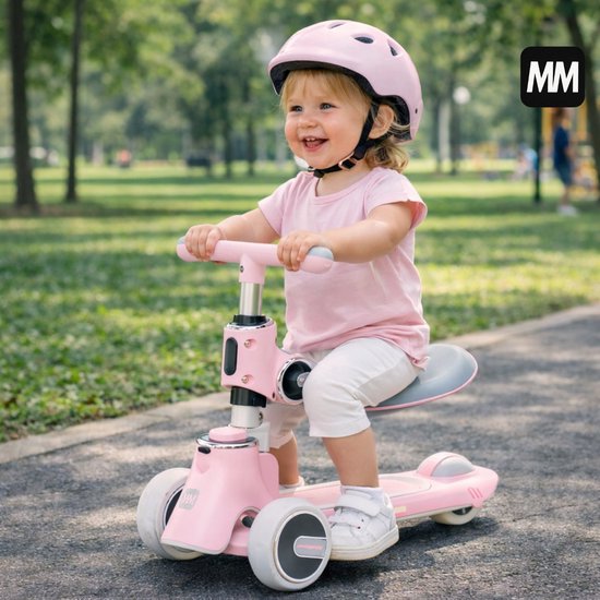 Een jong meisje met roze helm zit op een roze loopfiets/step in een park.
