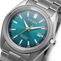 Close-up van een zilverkleurig Citizen Eco-Drive Titanium horloge met blauwgroene wijzerplaat.