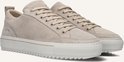 Close-up van crème suède lage sneakers met beige veters en dikke witte zool.