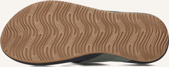 Onderkant van een zwarte slipper met olijfgroene accenten en golvend Reef profiel.