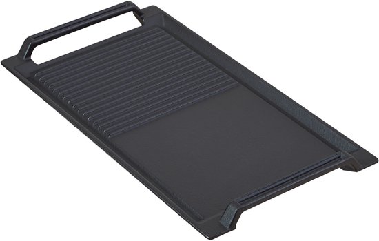 Zwarte gietijzeren grillplaat met ribbels en handvatten.