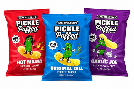 Drie zakken Van Holten's Pickle Puffed snacks: rode 'Hot Mama' (hete augurk), blauwe 'Original Dill' (augurk) en paarse 'Garlic Joe' (knoflookaugurk).