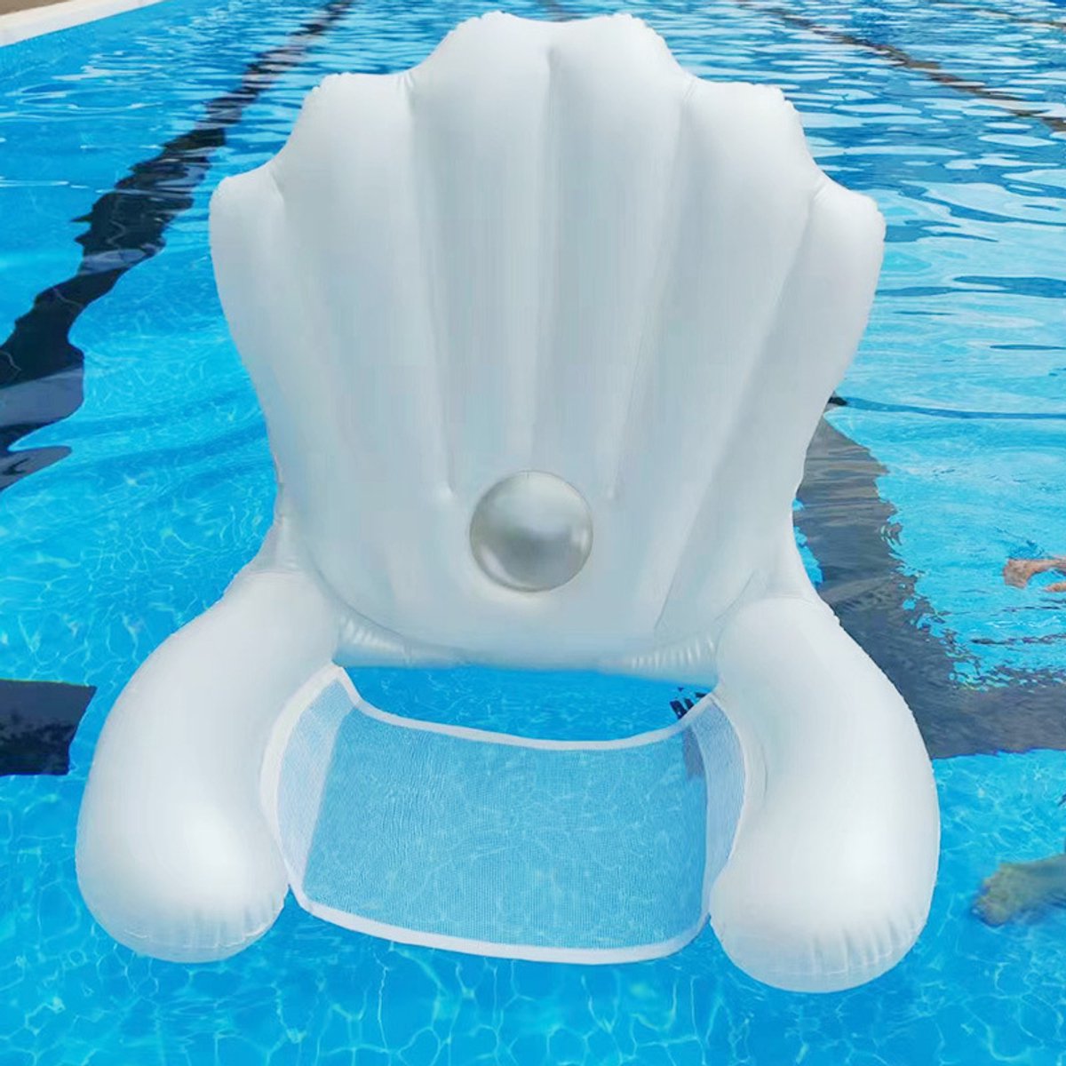 Opblaasbare drijver in de vorm van een schelp en parel — Waterlounger met rugleuning van gaas — Opvouwbare relaxstoel voor in het zwembad (78 × 90 × 70 cm)