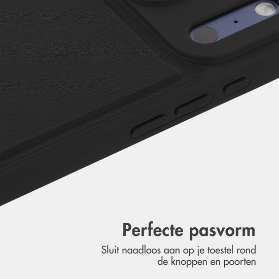 Sluitende zijkant van een zwarte telefoonhoes met knoppen en poorten.