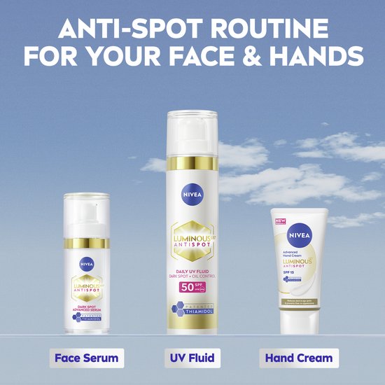 NIVEA Anti-Spot Routine: serum, UV-fluïdum SPF 50 en handcrème SPF 15 met goudkleurige accenten.