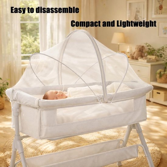 Een slapende baby in een wit babynestje met klamboe, in een woonkamer. Tekst: Easy to disassemble, Compact and Lightweight.