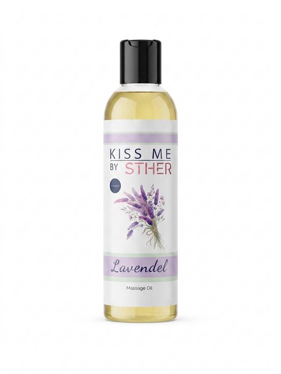 Massageolie met lavendel, merk Kiss Me by Sther. De olie is goudkleurig in een doorzichtige fles met een afbeelding van lavendel.