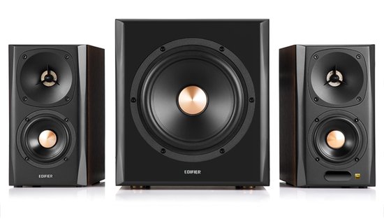 Edifier 2.1 speakerset met twee zwarte speakers en een zwarte subwoofer met houten zijkanten.
