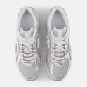 Bovenaanzicht van twee lichtgrijze New Balance 740 sneakers met metallic zilveren accenten.