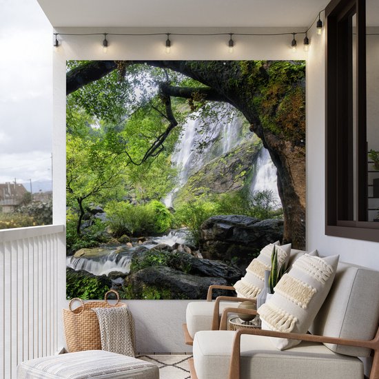Affiche de Jardin Beaucoup de végétation autour d'une cascade escarpée du Parc National de Klong Lan - 200x200 cm