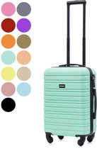 Mintgroene handbagage koffer met uitschuifbaar handvat, wielen en TSA-slot, naast kleurstalen.