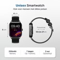 Afmetingen van een zwarte smartwatch met wijzerplaat: 4 cm breed, 5 cm hoog, polsomtrek 18-27 cm.