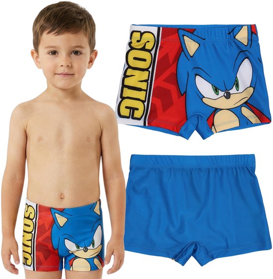 Jongetje draagt een zwembroek met Sonic de egel. Naast hem een losse blauwe zwembroek en een close-up van de zwembroek met Sonic print.