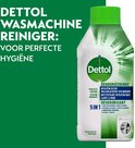 Nettoyant machine à laver Dettol pour une hygiène parfaite. La bouteille est blanche avec des accents verts. Au fond, une séparation verte et blanche.