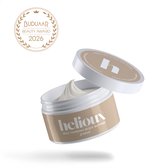 Helioux zelfbruiner body butter in een beige pot met witte deksel. De textuur is romig en lichtgeel. Gouden medaille 'BUDUAR BEAUTY AWARD 2026'.