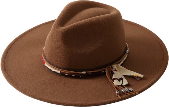 Bruine vilten fedora hoed van Emilie Collection met decoratieve stoffen band, kwastjes en kralen.