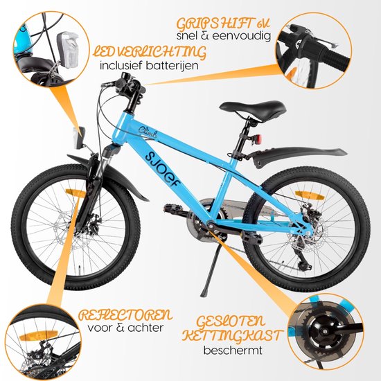 Blauwe SJOEF kinderfiets met aanwijzingen voor LED verlichting, reflectoren, griphandvatten en kettingkast.