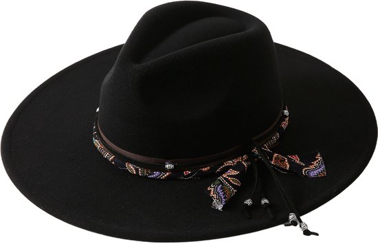 Zwarte fedora hoed met een geborduurde band en strik.