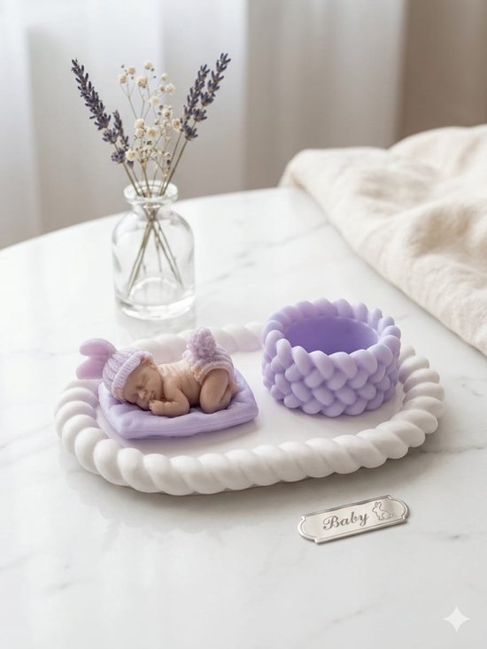 Handgemaakte Baby Cadeauset Unisex – Slapende Baby op Kussen & Gevlochten Schaal – Lavendel – Kraamcadeau