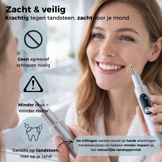 Vrouw lacht terwijl ze een zilveren tandsteenverwijderaar gebruikt. Tekst over zachte en veilige reiniging.